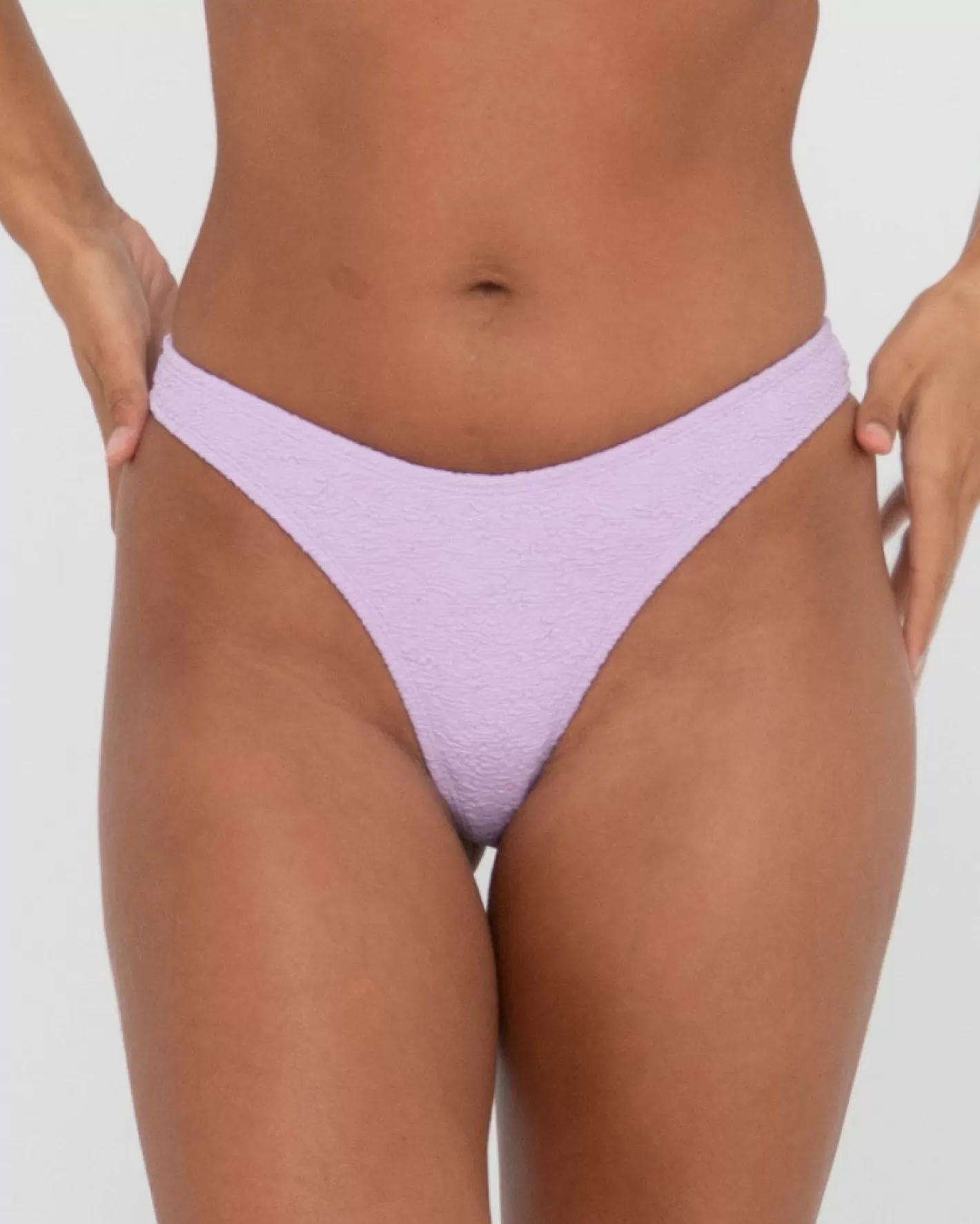 Mujer Rusty Braguita De Bikini Brasilena Con Textura De Sandalo