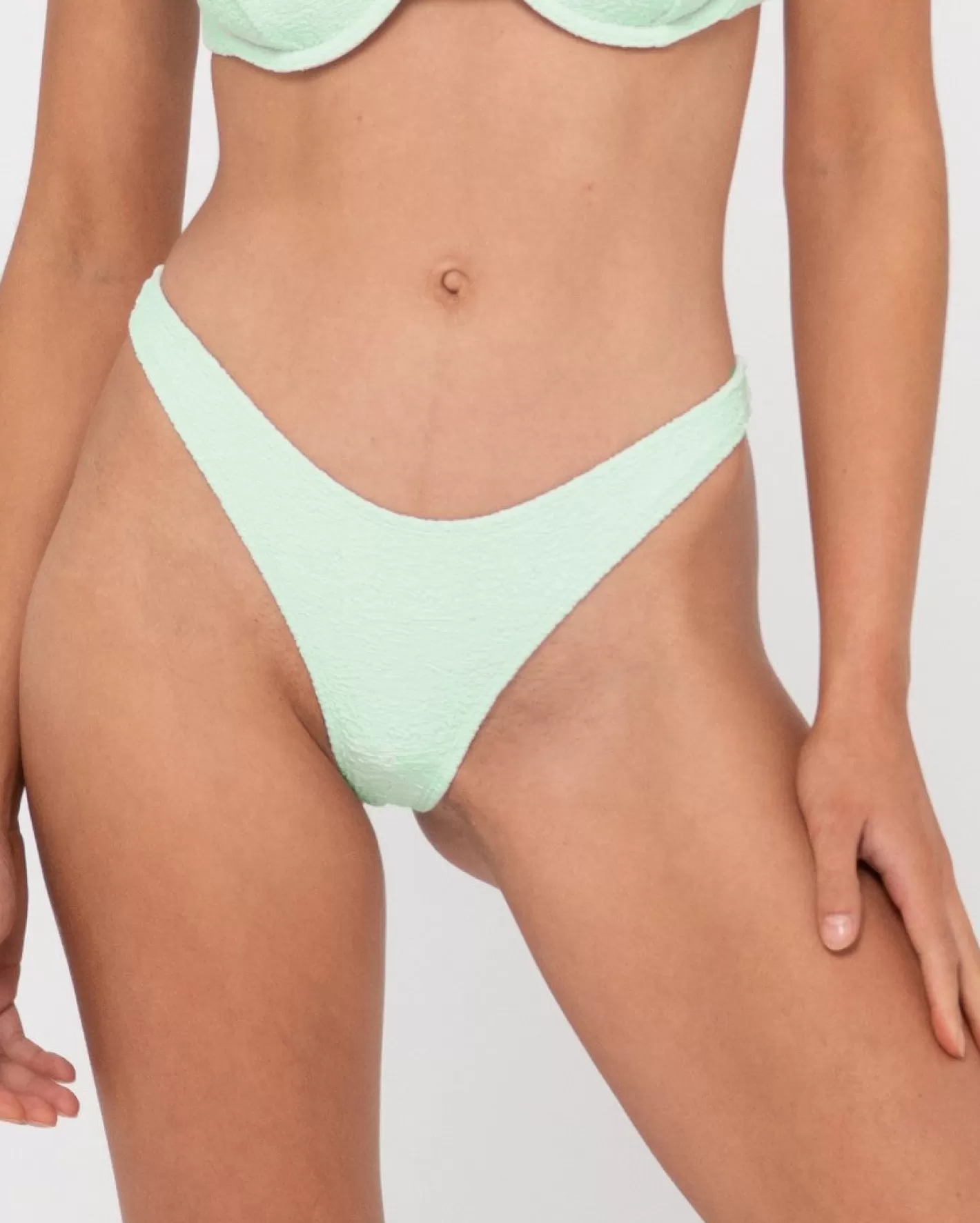 Mujer Rusty Braguita De Bikini Brasilena Con Textura De Sandalo