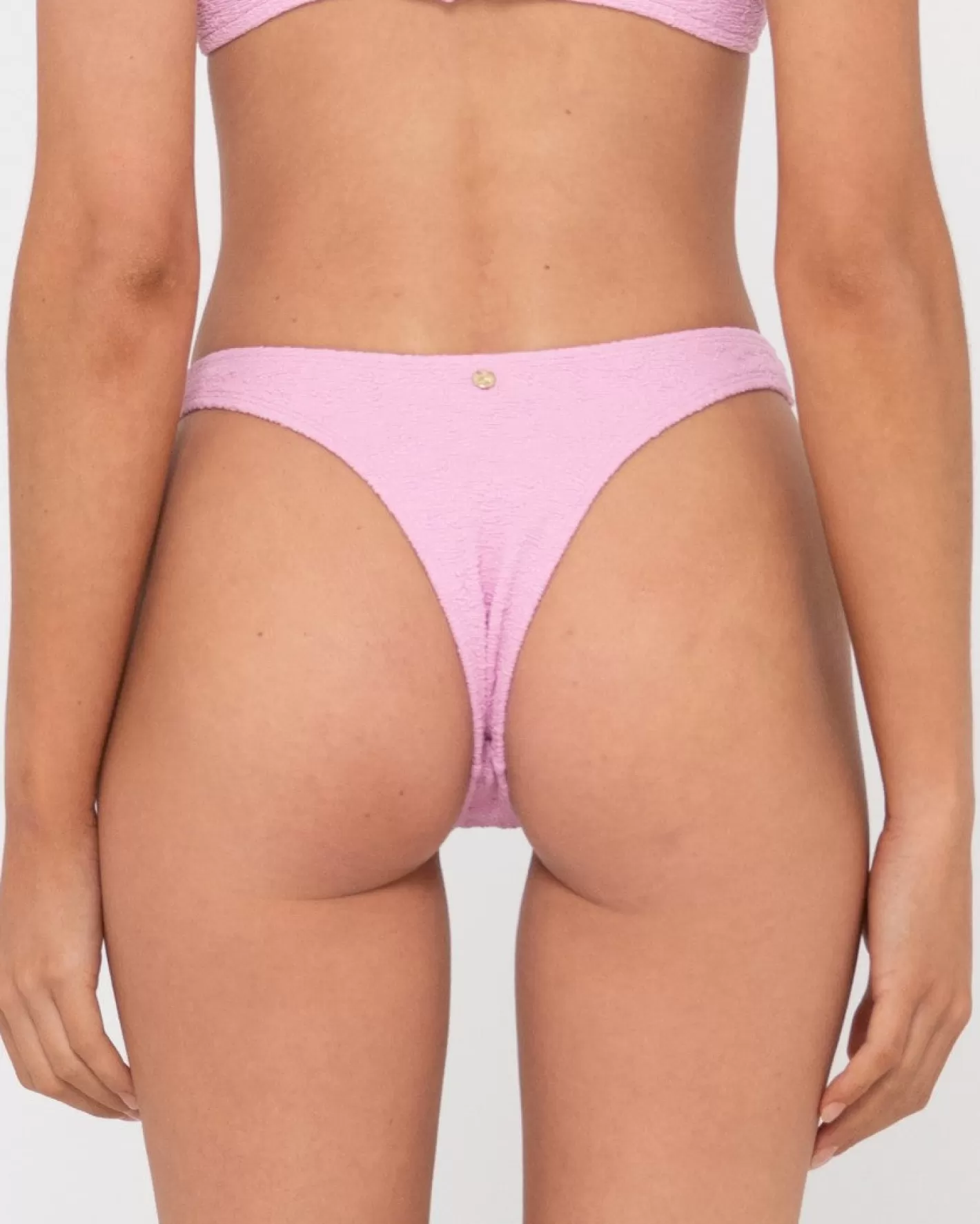 Mujer Rusty Braguita De Bikini Brasilena Con Textura De Sandalo