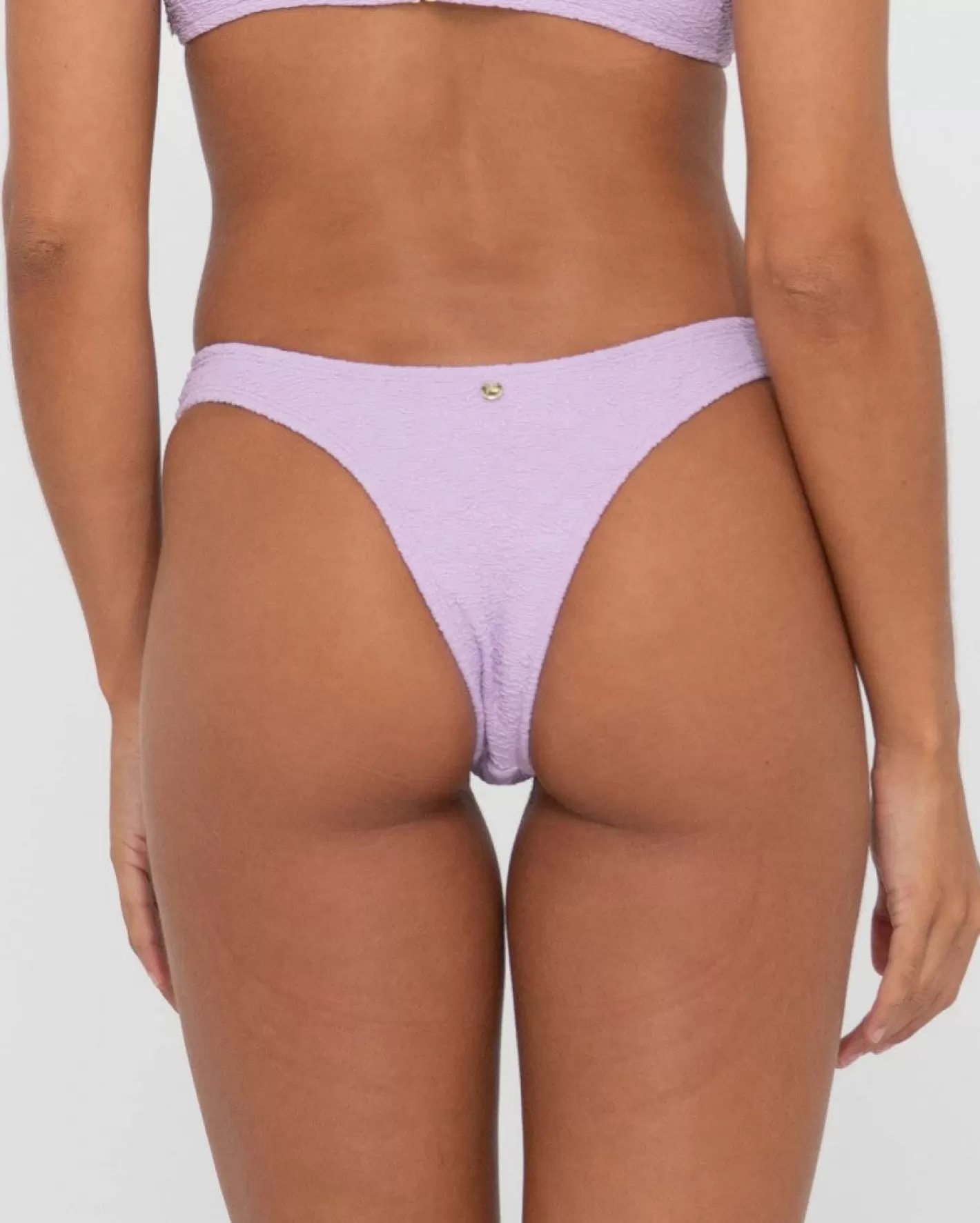 Mujer Rusty Braguita De Bikini Brasilena Con Textura De Sandalo