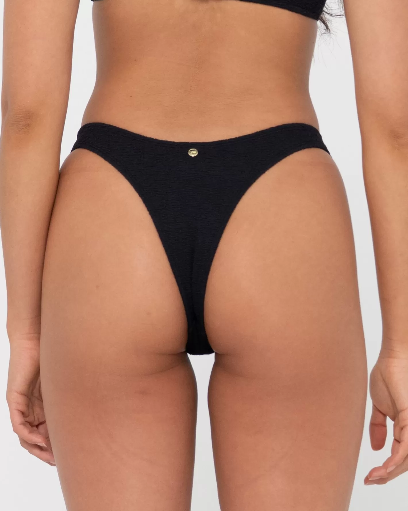 Mujer Rusty Braguita De Bikini Brasilena Con Textura De Sandalo
