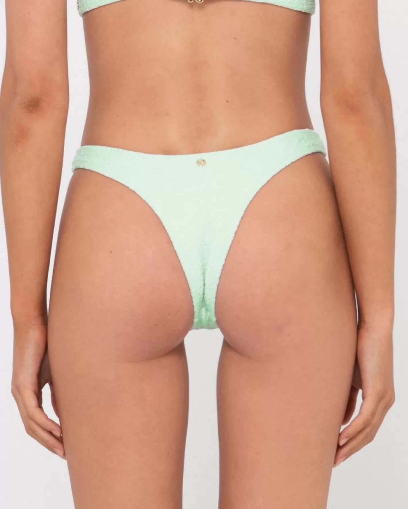 Mujer Rusty Braguita De Bikini Brasilena Con Textura De Sandalo