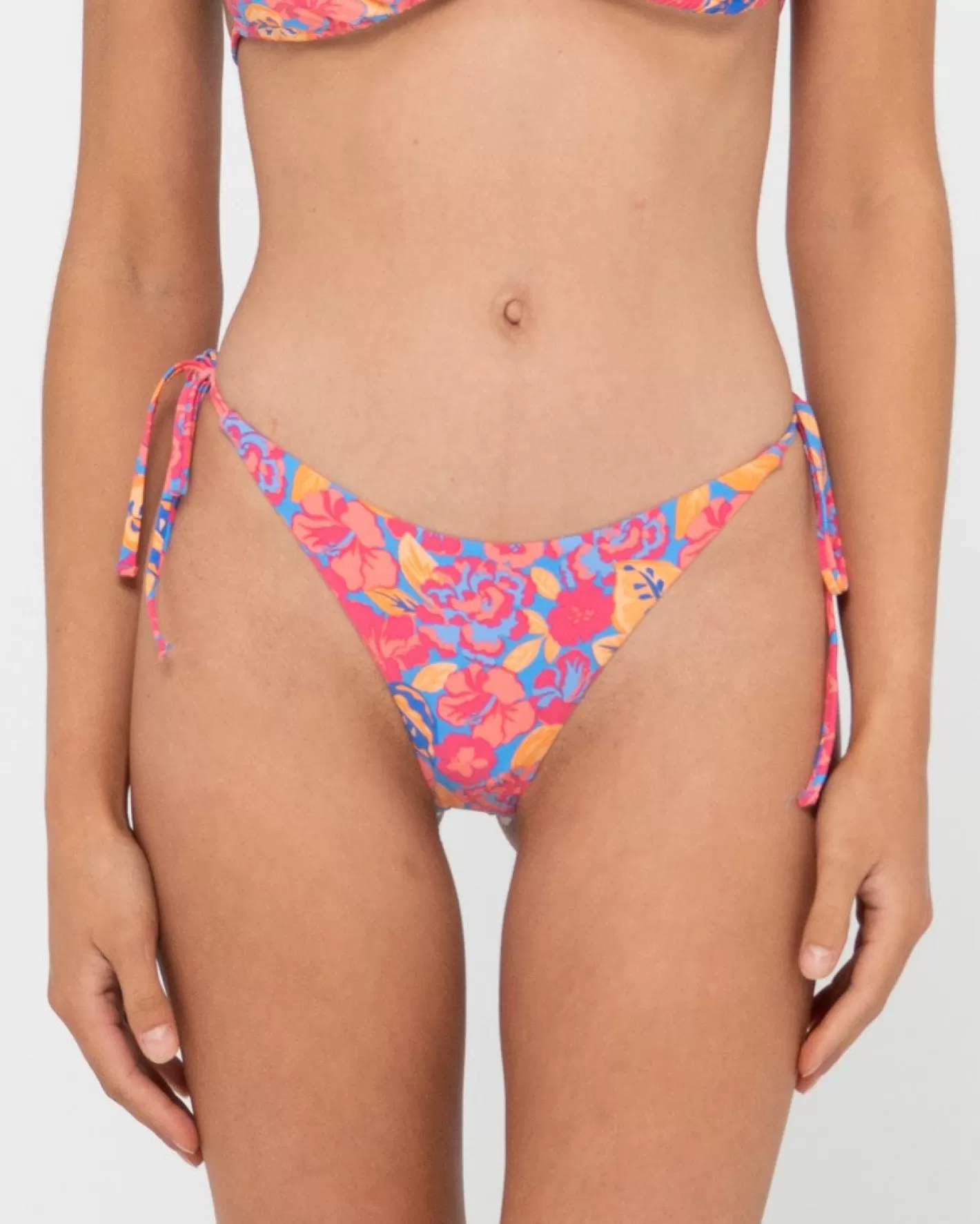 Mujer Rusty Braguitas De Bikini Brasilenas Con Lazo Lateral Y Estampado Rio Hibiscus