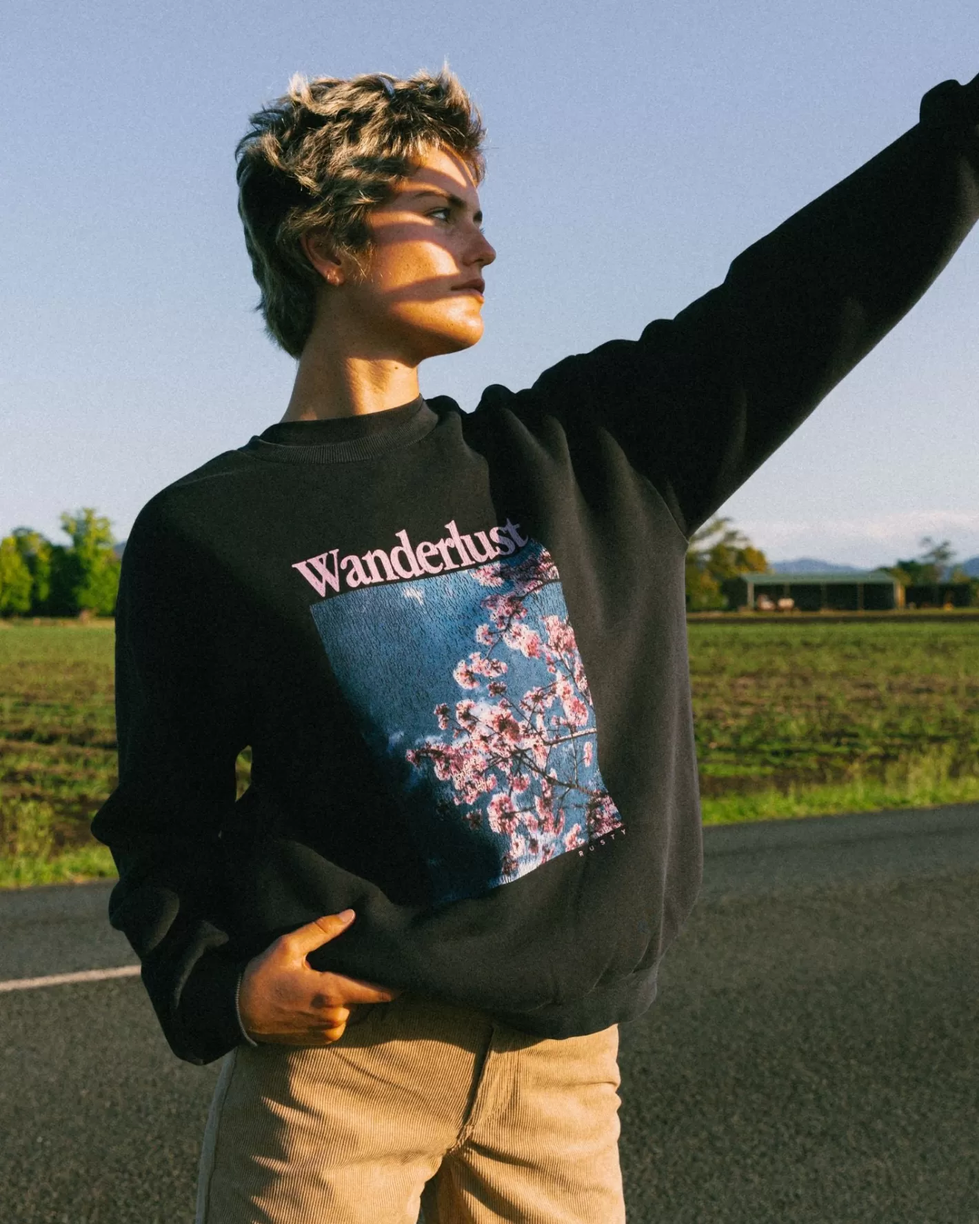 Mujer Rusty Forro Polar Extragrande Con Grafico Wanderlust